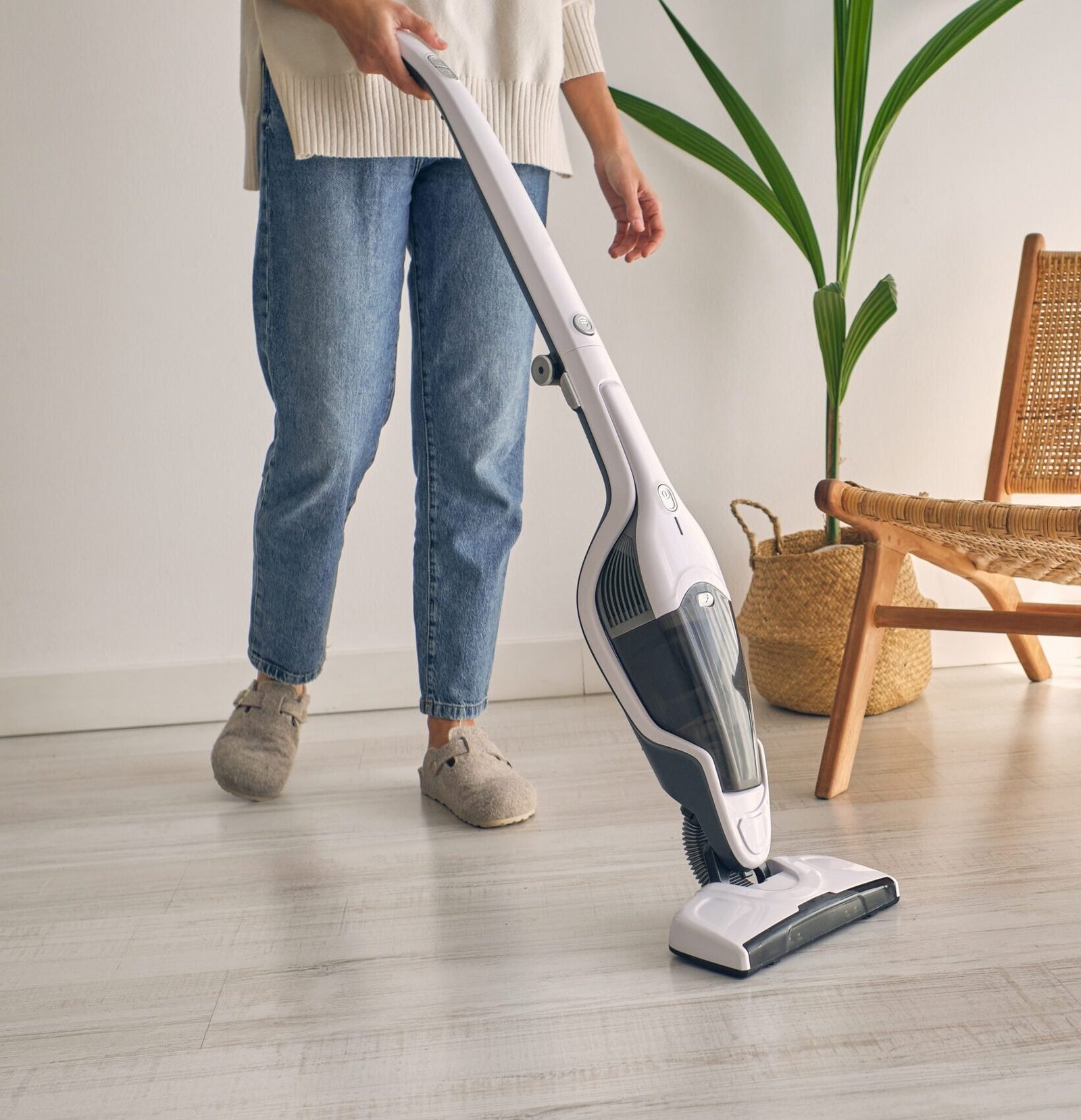 La solución para ahorrar tiempo al limpiar: la aspiradora sin cables que  friega y aspira a la vez para secar el suelo