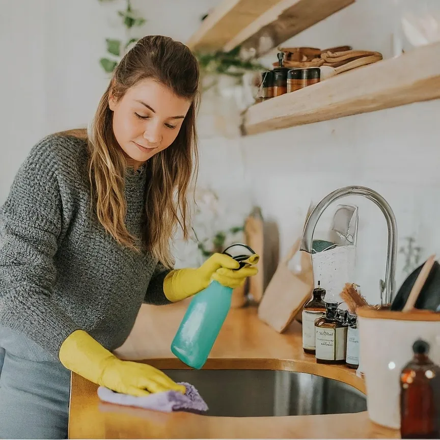 cubo con productos de limpieza ecológicos