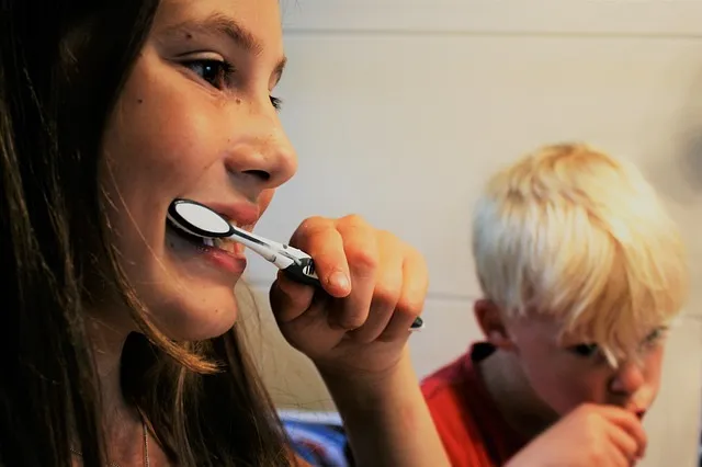 niño cepillándose los dientes
