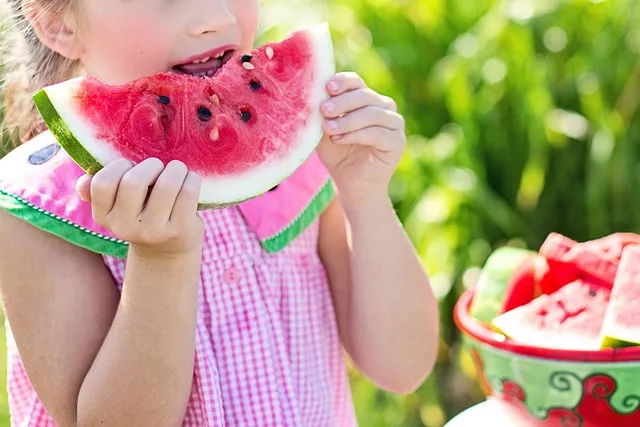 niño comiendo en una fiesta