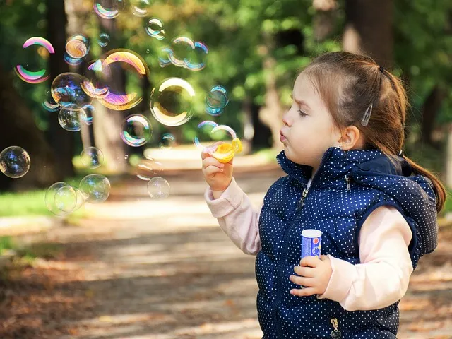 niño jugando en un espacio