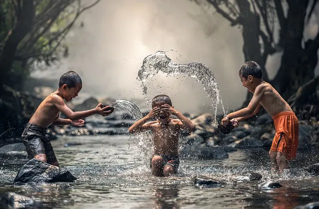 niños jugando al aire libre