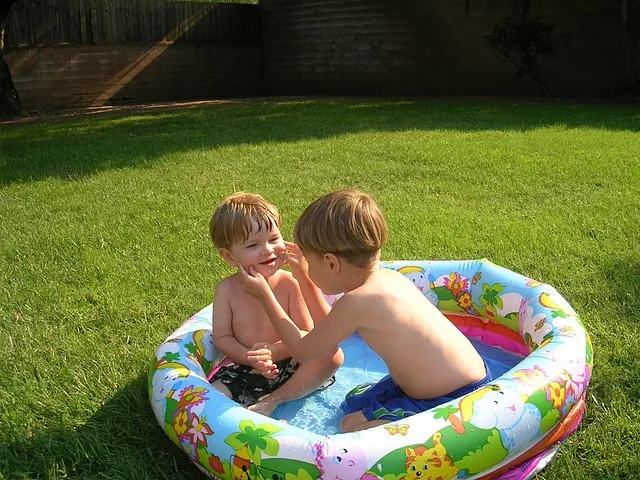 niños jugando en una piscina inflable