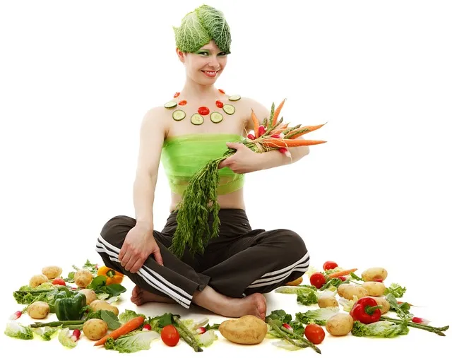 persona comiendo vegetales