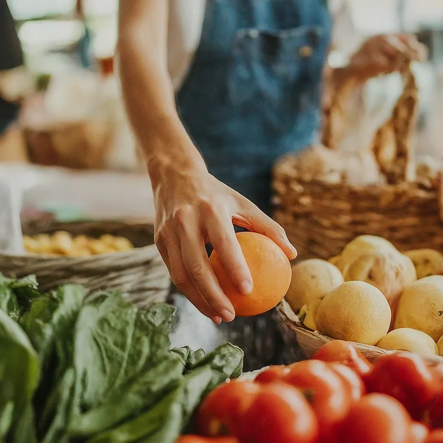 persona comprando verduras en un mercado