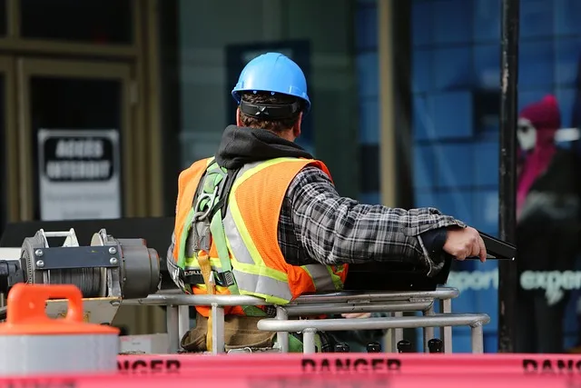 persona con casco de seguridad en una zona de construcción