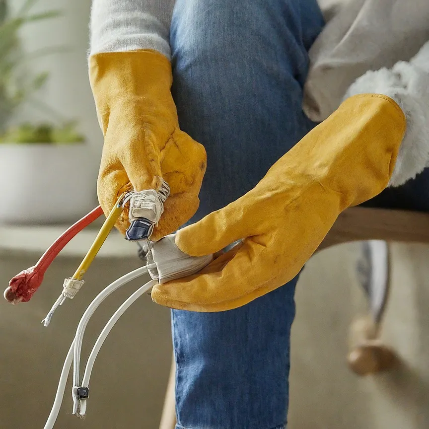 persona con un cable eléctrico en la mano