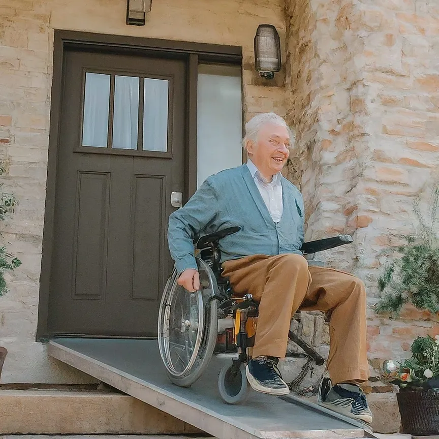 persona con una silla de ruedas