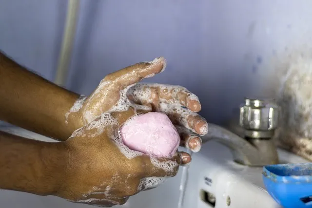 persona lavándose las manos