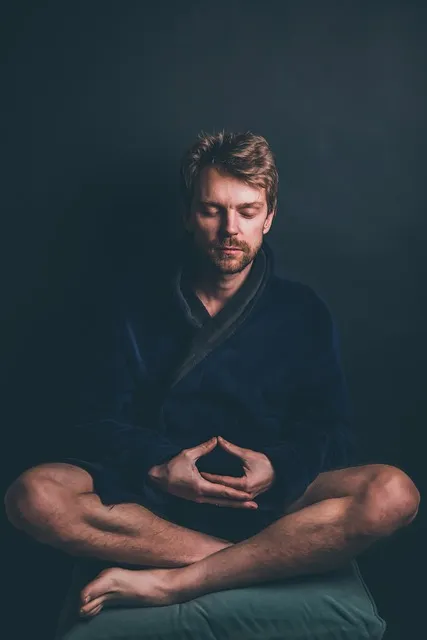 persona meditando