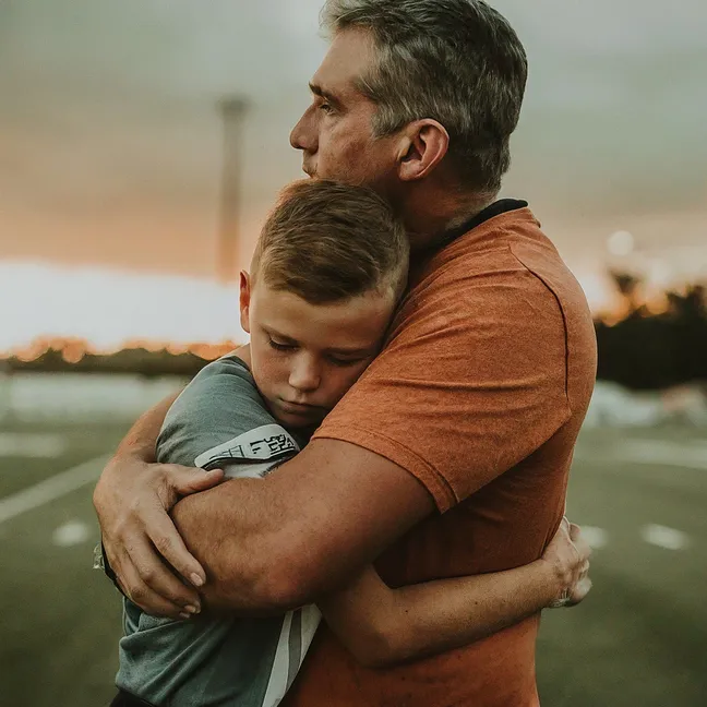 dos personas abrazándose