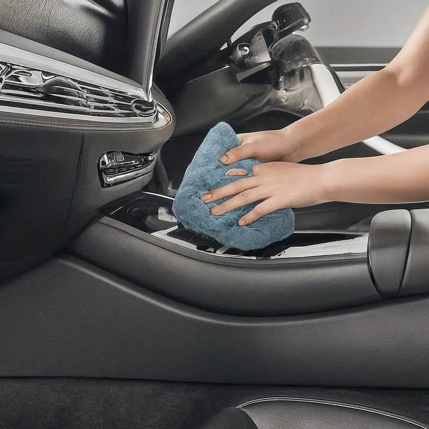 persona limpiando la tapicería de cuero del coche