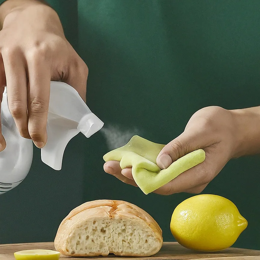 persona limpiando una sandwichera