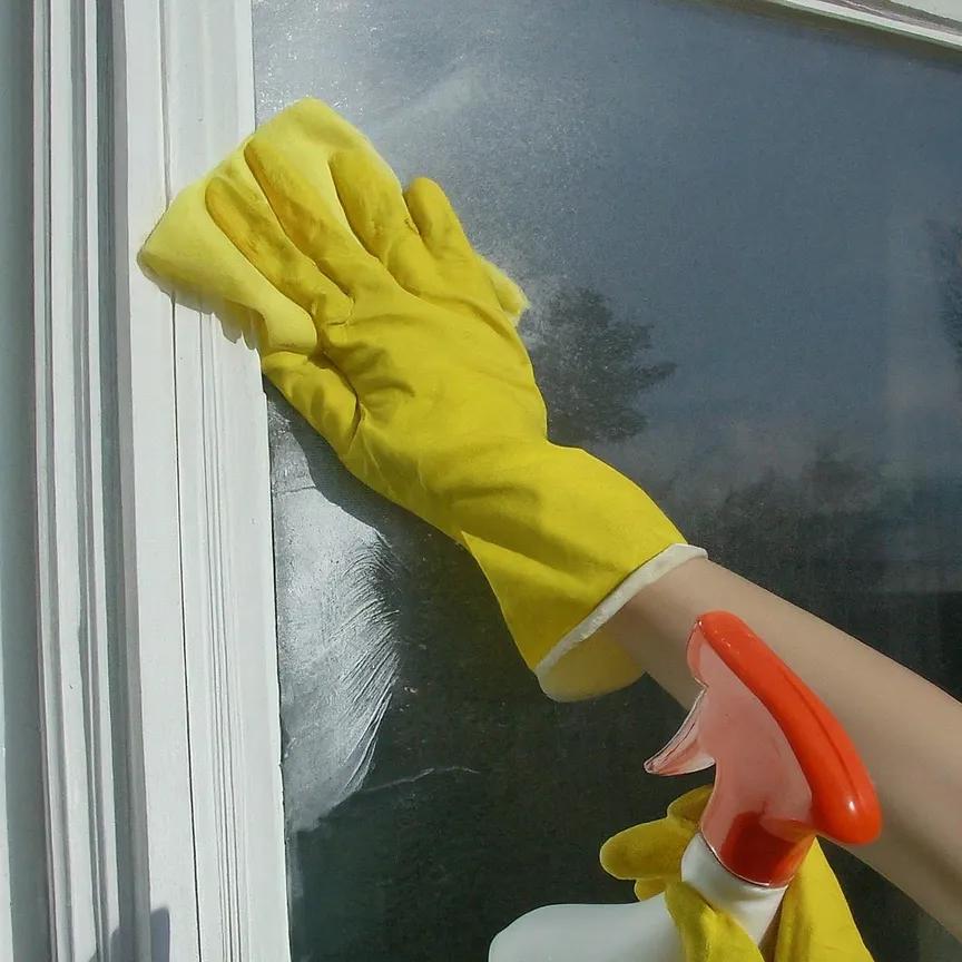 persona limpiando una ventana con bicarbonato de sodio