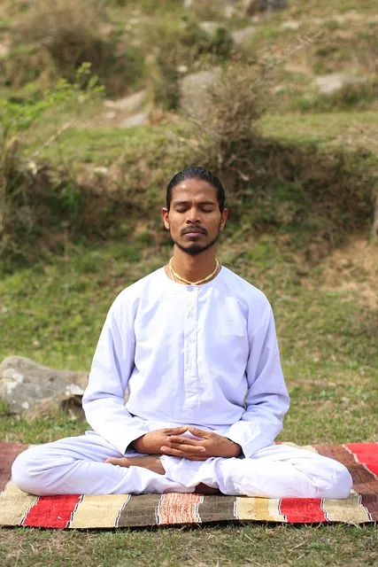 persona meditando en posición de loto