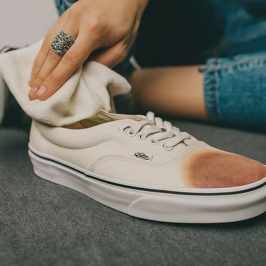 zapato blanco con una mancha